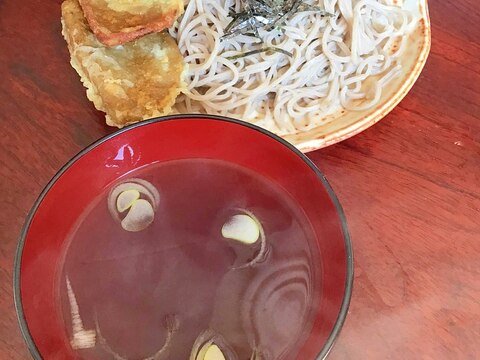 黒はんぺんの天ぷら付き盛り蕎麦。